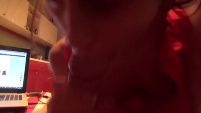 여고생은 집에 아무도 없는 동안 오빠의 거시기를 빨아