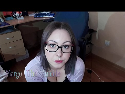 ❤️ 안경을 쓴 섹시한 여자가 카메라에 딜도를 빤다. ️ 그냥 포르노 우리 ko.4k-porno.ru ❤